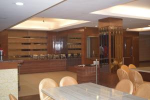 un comedor con armarios de madera, mesas y sillas en Hotel Candy Prime, en Chandigarh Airport
