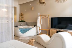 TV a/nebo společenská místnost v ubytování Suite sensuelle balnéothérapie et fauteuil tantra