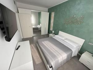 a bedroom with a bed and a green wall at Appartamenti Rugacesio 24 - B in Pioltello +3 photos