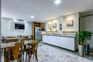 a kitchen and dining room with a table and chairs at OYO Hotel Brisa Tropical, Brasília in Brasília