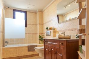 PájaraCasa La Luz的带马桶、浴缸和水槽的浴室