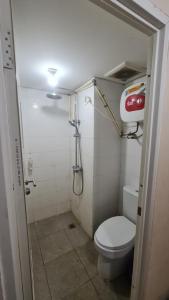 Et badeværelse på Apartemen candiland - Jendela360