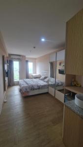 En eller flere senge i et værelse på Apartemen candiland - Jendela360