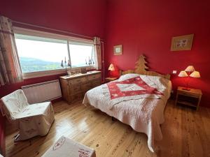 ein rotes Schlafzimmer mit einem Bett und einem Fenster in der Unterkunft Appartement esprit montagne in Le Lioran
