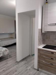 - une cuisine avec une cuisinière dans l'établissement Monolocale policlinico gb rossi borgo roma verona, à Vérone