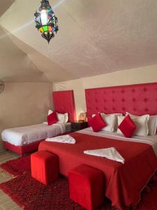 Ένα ή περισσότερα κρεβάτια σε δωμάτιο στο Merzouga Polaris Camp +65 φωτογραφίες