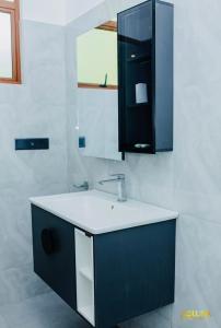 een badkamer met een wastafel en een spiegel bij Soluna Residence in Dikwella +28 foto's