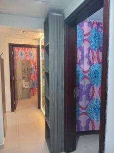 korytarz z dwoma drzwiami i pokój z korytarzem w obiekcie سكن مختلط شهري بنات اولاد w mieście Adżman