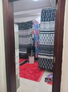 pokój z otwartymi drzwiami i czerwonym dywanem w obiekcie سكن مختلط شهري بنات اولاد w mieście Adżman