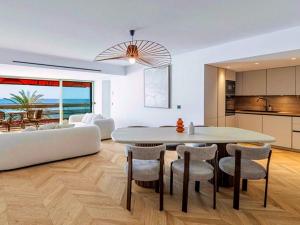 eine Küche und ein Wohnzimmer mit Tisch und Stühlen in der Unterkunft Promenade Chic Apartment Sea & City in Nizza
