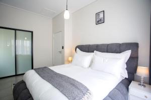 Postel nebo postele na pokoji v ubytování Waterfall Midrand Lifestyle Luxe