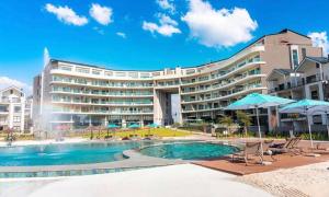 Bazén v ubytování Waterfall Midrand Lifestyle Luxe nebo v jeho okolí