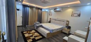 a bedroom with a bed in a room at Dareen Resort in Bahlāʼ