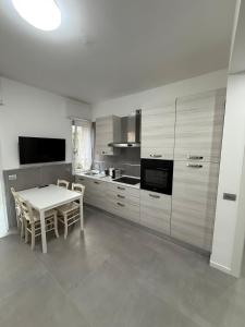 Köök või kööginurk majutusasutuses Appartamenti Rugacesio 24 - C