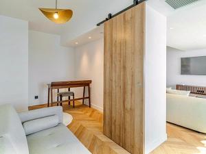 ein Wohnzimmer mit einer Schiebetür mit einer Couch in der Unterkunft Promenade Chic Apartment Sea & City in Nizza