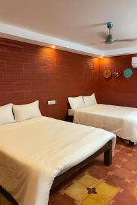 蒂鲁奇奇拉帕利Srirangam Heritage Farmhouse - Perfect Spot for Parties & Events的一间有两张床的房间
