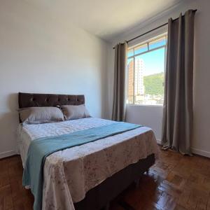 Giường trong phòng chung tại Apt no Centro com ESTACIONAMENTO GRÁTIS