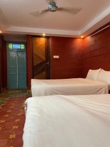 蒂鲁奇奇拉帕利Srirangam Heritage Farmhouse - Perfect Spot for Parties & Events的有两张床和蓝色门的卧室