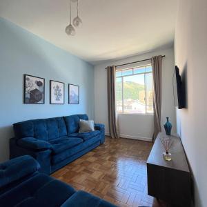 Khu vực ghế ngồi tại Apt no Centro com ESTACIONAMENTO GRÁTIS