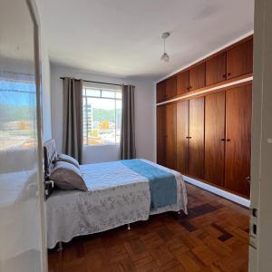 Una cama o camas en una habitación de Apart no Centro com ESTACIONAMENTO GRÁTIS