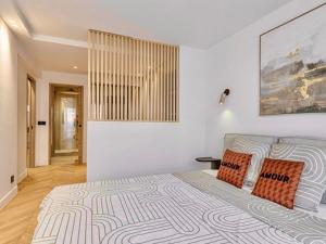 ein weißes Schlafzimmer mit einem Bett mit zwei Kissen in der Unterkunft Promenade Chic Apartment Sea & City in Nizza