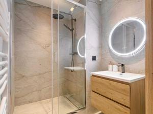 ein Badezimmer mit Dusche, Waschbecken und Spiegel in der Unterkunft Promenade Chic Apartment Sea & City in Nizza + 3 Fotos