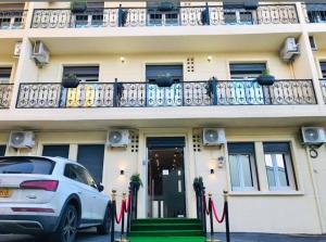 Bordj el KiffanRésidence touristique marcadal By Mon Rêve2的一辆白色汽车停在一栋建筑物前