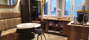 Bordj el KiffanRésidence touristique marcadal By Mon Rêve2的窗户间的小桌子和椅子 更多27张照片