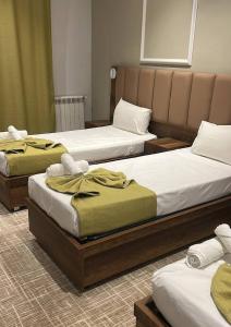 Bordj el KiffanRésidence touristique marcadal By Mon Rêve2的酒店房间里有三张床