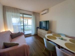 Μια τηλεόραση ή/και κέντρο ψυχαγωγίας στο Dionysos