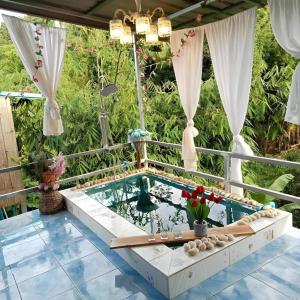 Bazén v ubytování อิงเหนือ โฮมสเตย์ nebo v jeho okolí