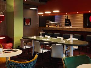 ein Esszimmer mit Tisch und Stühlen in der Unterkunft 25hours Hotel The Goldman in Frankfurt am Main