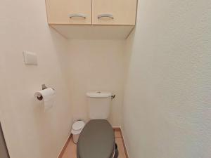 勒卡特海滩Mais 2 pièces 4 couchages PORT LEUCATE NATURISME PL040-040的一间带卫生间和卫生纸饮水机的小浴室