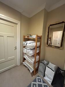 Ένα ή περισσότερα κρεβάτια σε δωμάτιο στο Tunnelmallinen Karsikon kansakoulu - jaettu kylpyhuone +10 φωτογραφίες