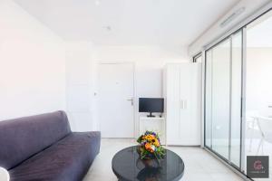 Μια τηλεόραση ή/και κέντρο ψυχαγωγίας στο Élégant studio cosy au cœur de Biscarrosse — idéal pour 2 personnes