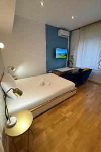 ein Schlafzimmer mit einem Bett und einer Badewanne in einem Zimmer in der Unterkunft Le New Daily, 500m du centre de Dax in Dax