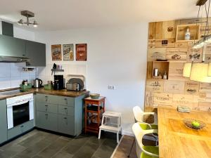 une cuisine avec un comptoir et une table avec des chaises dans l'établissement Küstenliebe, à Heiligenhafen