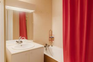 Koupelna v ubytování Duplex lumineux et spacieux en plein centre bourg + 8 fotografií