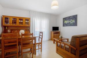 eine Küche und ein Esszimmer mit Tisch und Stühlen in der Unterkunft Campo Mar - T1 vista praia in São Martinho do Porto