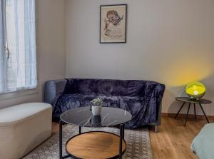 沙特尔Studio idéalement situé cathédrale et centre-ville的客厅里有一张沙发和一张桌子。