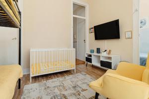 TV a/nebo společenská místnost v ubytování Seixal Yachting Bay Vintage + 59 fotografií