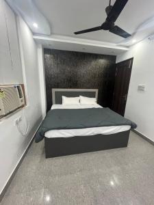 Un dormitorio con una cama y un ventilador de techo. en Hotel Shivaay Inn, en Kānpur 23 fotos más