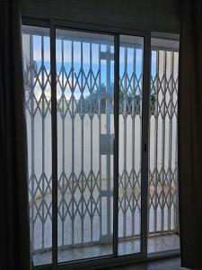 Un balcon sau o terasă la Ennaser Central Apartment- Near Clinic & Airport Line