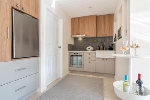 Kuchyň nebo kuchyňský kout v ubytování Kiama Downs Oasis with Pool, Spa & Sauna