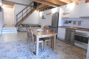 Kuchyň nebo kuchyňský kout v ubytování Charming house next to the sea and Barcelona for 6 + 28 fotografií