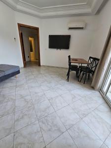 Un televizor și/sau centru de divertisment la Ennaser Central Apartment- Near Clinic & Airport Line