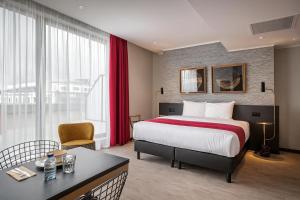 a hotel room with a bed and a table at Hotel Jamingo in Antwerp