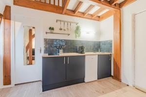 eine Küche mit Spüle und Arbeitsplatte in der Unterkunft Appartement 1 chambre mezzanine centre de Roubaix in Roubaix