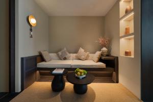 a living room with a couch and a table at Xi'an seascape meisu-MOMOO Sea in Longgang