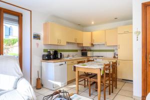 Kuchyň nebo kuchyňský kout v ubytování Le Gîte À Mamie